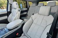 「オートバイオグラフィー ダイナミック」のインテリア。7人乗り仕様を選んだ場合、2列目シートには前後スライド調整機構が追加される。
    