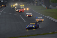 GT300クラスのスタートシーン。
    