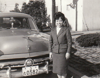 わが家のアルバムから。筆者の亡母と1954年フォード。フォードは戦後日本でポピュラーな輸入車ブランドだった。