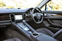 左右席が独立したスポーツカーらしいレイアウトだが空間に余裕があり、他のスポーツタイプのポルシェ車のようなタイト感はない。