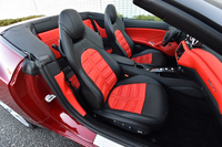 
	起伏に富んだ座面と背もたれを持つ、オプションの「デイトナスタイルシート」。価格は37万8000円。
	