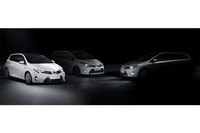 左から「オーリスハイブリッド」「ヴァーソ」「オーリス ツーリングスポーツ」。