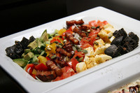 2階のレストラン「UPSTAIRS」にて。