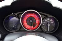 メーターのレイアウトも「ロードスター」と同じ。中央にエンジン回転計、その右側に速度計を配置する。