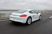 ポルシェ・ケイマン
    ボディーサイズ：全長×全幅×全高＝4385×1800×1295mm／ホイールベース：2475mm／車重：1390kg／駆動方式：MR／エンジン：2.7リッター水平対向6 DOHC 24バルブ／トランスミッション：7AT／最高出力：275ps/7400rpm／最大トルク：29.6kgm/4500-6500rpm／タイヤ：（前）235/45ZR18 （後）265/45ZR18／価格：659万円