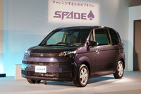 こちらは、兄弟車の「スペイド」。フロントまわりを中心に水平基調のデザインが採用されるも、インテリアは「ポルテ」と共通である。
