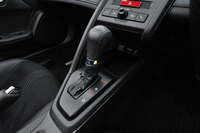 本革巻きのCVTセレクトレバーは「α」専用装備。CVT車のマニュアル式変速は、ステアリングホイール背面のシフトパドルで行う。
    