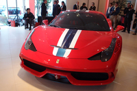 ショールーム内に展示された「フェラーリ458スペチアーレ」（3290万円）。現在、予約受付中。
    