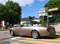 「ファントム ドロップヘッドクーペ」が、コペの町を行く。