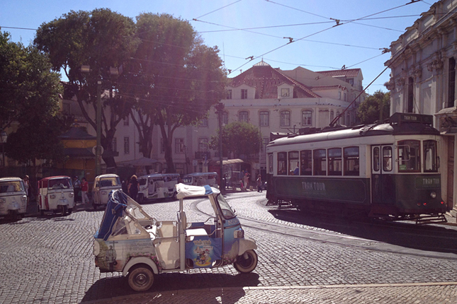 リスボンのカテドラル（大聖堂）前にて。観光用の三輪タクシー「アペ・カレッシーノ」がお客を待つ。