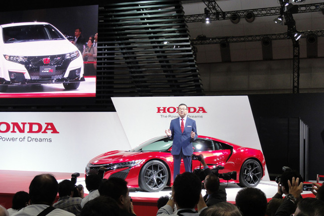 新型「ホンダNSX」と本田技研工業の八郷隆弘代表取締役社長。