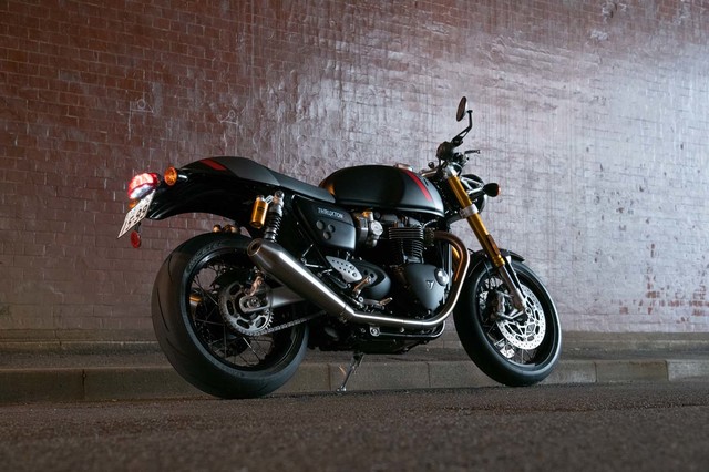トライアンフ スラクストン1200rs
エンジンカバー 黒 トライアンフ（TRIUMPH） スラクストン1200 RSトンアップ