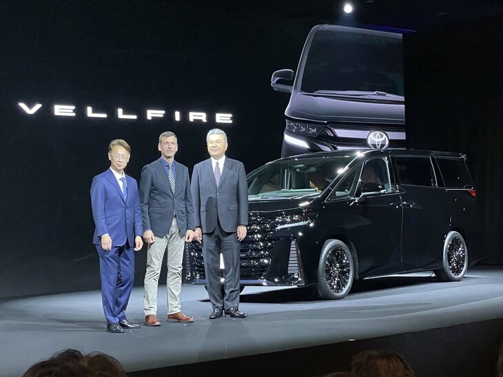都内で開催された新型「トヨタ・アルファード／ヴェルファイア」の発表会より。写真右からトヨタ自動車の中嶋裕樹副社長、サイモン・ハンフリーズ執行役員、そして吉岡憲一チーフエンジニア。