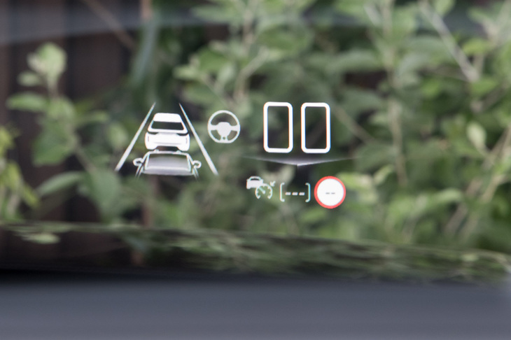 運転支援システムの作動状態や道路標識、車速などの情報を表示するヘッドアップディスプレイ。最上級グレード「グランシック」のみに装備される。