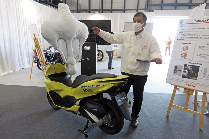 二輪車用のエアバッグは2017年の「ホンダミーティング」でコンセプトが出展されていたものだ。あとどれくらいで実用化となるのか、待ち遠しいような、じれったいような……。