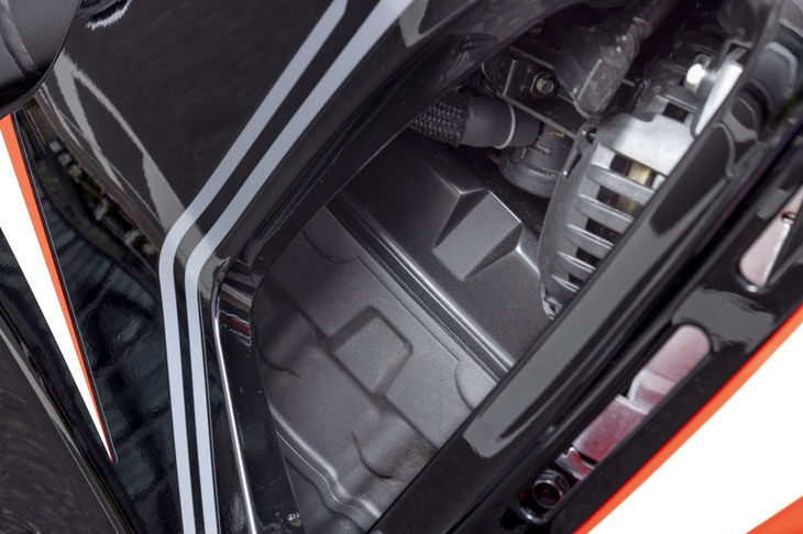 エンジンは吸排気系を見直すことで低中回転域の力強さがアップ。トランスミッションは1~5速をローレシオ化、6速をハイレシオ化することで、悪路走破性と使い勝手を改善している。