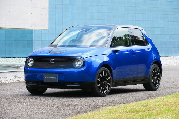 日本での正式発表まで秒読みとなった「ホンダe」。シンプルで機能的なデザインが好評を得ている一方で、賛否両論を招いているのが“短め”の航続距離だ。