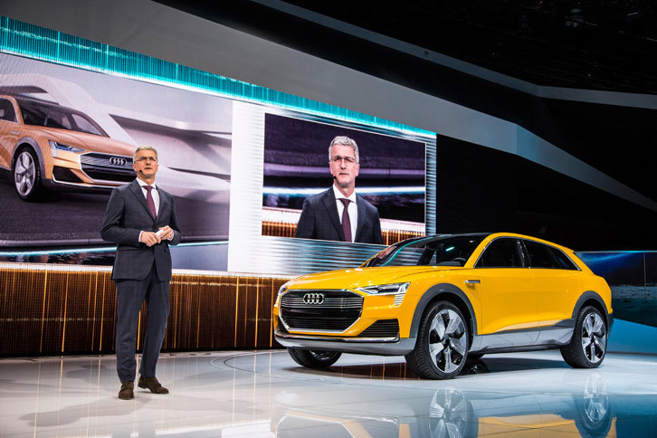 アウディh-tronクワトロコンセプト（デトロイトショーでの発表会の様子）