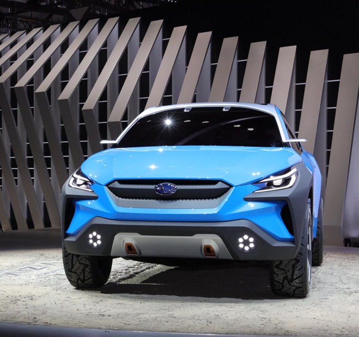 六角形のグリルは、他モデルにも見られるスバル車ならではのディテール。Aピラーの付け根には、ドアミラーの代わりに小さなカメラが添えられる。