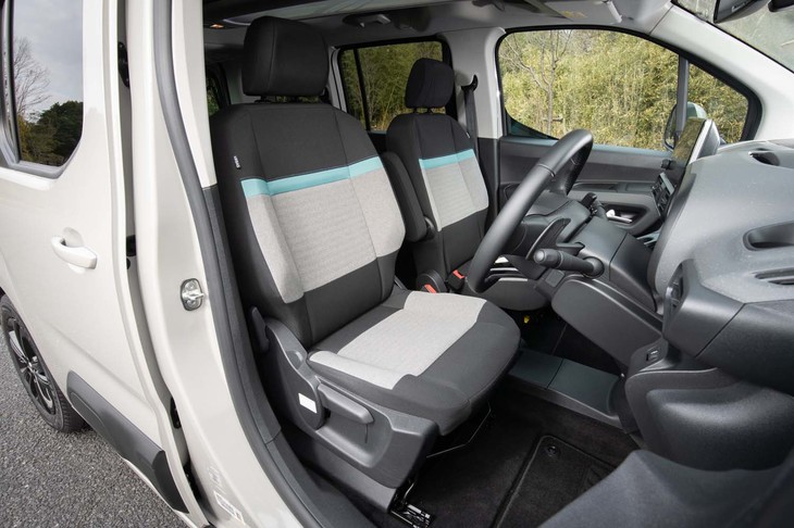 グレーとベージュをベースに水色の差し色を加えたシート素材は、シトロエンらしいポップな印象の出来栄え。座り心地は極めてソフトだ。