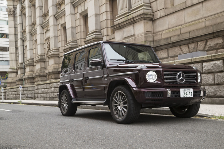 フェンダーやボンネット、ドアパネルなどにアルミ材が用いられた新型「Gクラス」。車重は先代比でおよそ170kg軽量に仕上がっている。