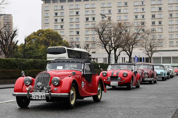 敷地から公道に出る地点には信号があるため、必然的にスタート後には車列ができる。先頭は「モーガン・プラス4」、続いて「トライアンフTR2」、「ジャガーXK140ドロップヘッドクーペ（DHC）」など。これら3台はいずれも1955年式。
