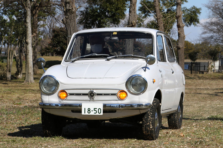 「スズキ・フロンテ360デラックス」。国産FFのパイオニアだった「スズライト・フロンテ」から、時流に逆らうようにRRに転換して1967年に登場。356cc 3気筒空冷2ストロークエンジンを積む。