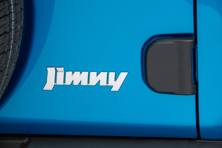 「ジムニー」は今回登場したモデルで4代目。ロングセラーとなった3代目は、モデル末期になっても年間3万台のグローバル販売を維持し続ける“安定銘柄”だった。