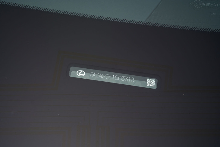 ウインドシールドの基部にはVINコードを刻んだプレートを追加。盗難・不正売買を予防するための措置で、輸入車を中心に採用が広がっている。