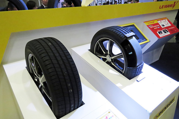 「ル・マンV」に投入された技術の解説コーナー。ブースでは、スポーツタイヤ「DIREZZA」シリーズの技術についても展示されていた。