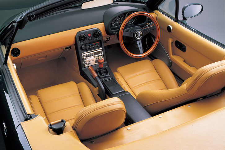 「ロードスターVスペシャル」のインテリア。今回のプロジェクトではレストアだけでなく、NARDIのウッドステアリングホイールやシフトノブなど、復刻部品の販売もされる。