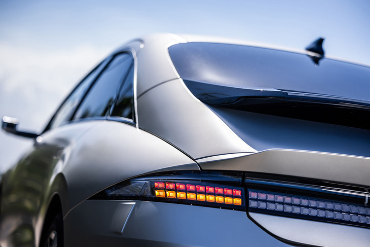 「アイオニック5」の流れをくむ、小さな四角のパラメトリックピクセルLEDライトがリアコンビランプに用いられる。写真はテールライトとウインカーを点灯させた様子。