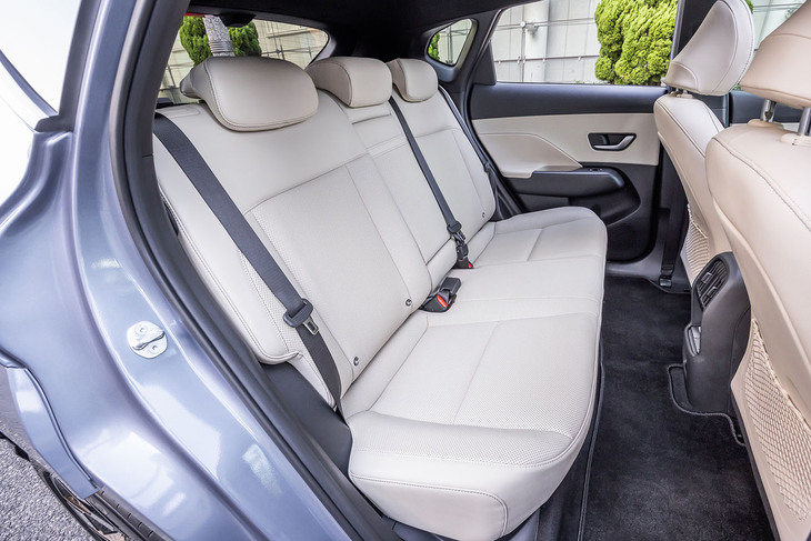 リアの足元は完全にフラットで、余裕あるスペースを確保。「ラウンジ」グレードでは、後席にヒーター機能が標準で装備される。60：40の分割可倒式の背もたれを倒せば、長尺物の収納にも対応する。