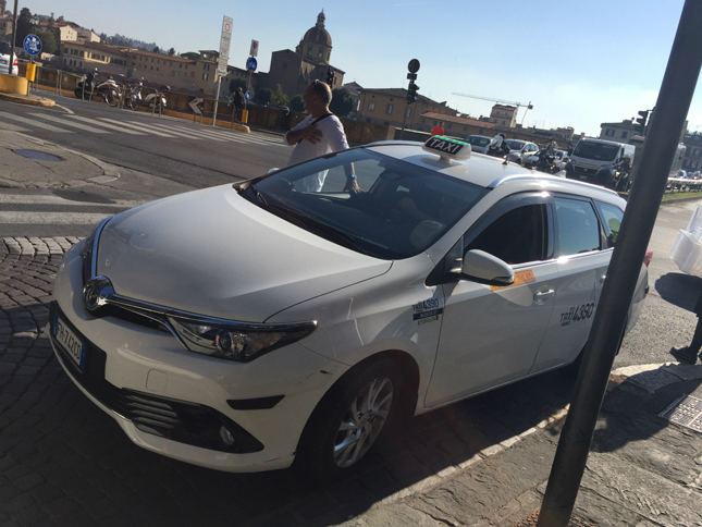 「トヨタ・オーリス ツーリングスポーツ」は、「プリウス プラス」（日本名「プリウスα」）と並び、タクシードライバーに人気の車種のひとつ。