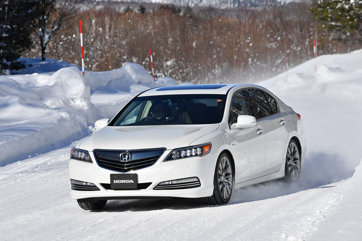 新型に比べると、従来型「レジェンド」のSH-AWDの制御はゆったりと落ち着いている。4輪の接地を保ちながら、雪上ではより安定した挙動に終始した。