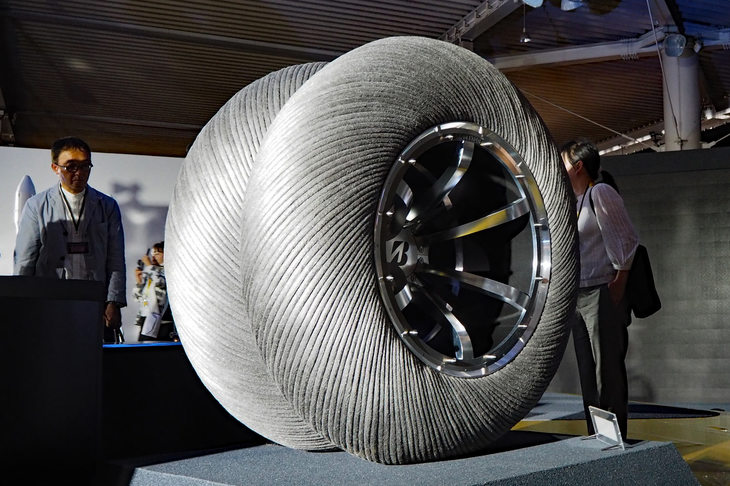 「ローバ」用タイヤのモックアップ。