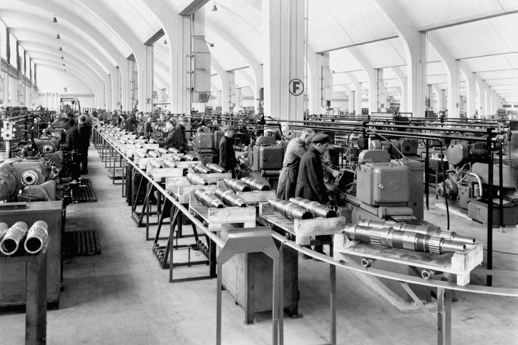 第2次世界大戦のぼっ発により、BMWは再び軍需生産に専念することとなった。写真は1942年当時の工場の様子。