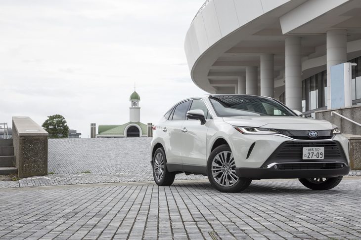 吸・遮音材や制振材を効果的に配置することで先代モデルよりも飛躍的に静粛性が高められた「ハリアー」。100km/h走行時でロードノイズが約4dB低下し、会話明瞭度が7％ほど改善している。