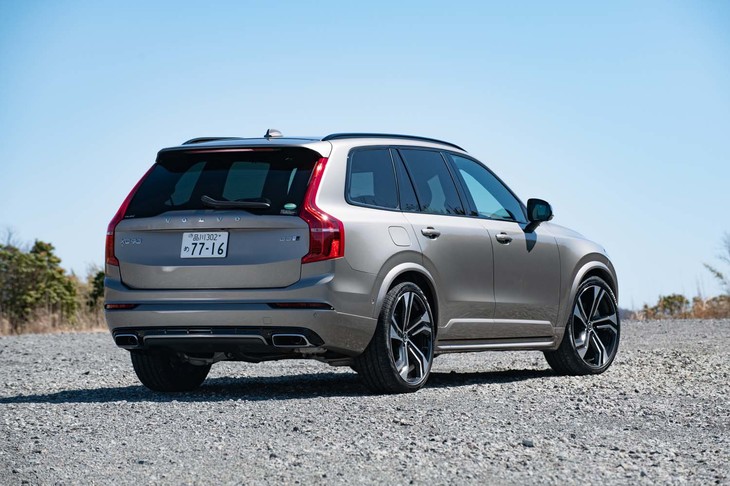 テスト車にはオプションの4輪エアサスペンションが装着されていた。走行モードに応じて車高が上下するほか、荷物を積むときにリアアクスルだけ50mm下げるという使い方もできる。