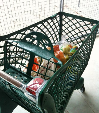 イタリアのスーパーであるシンプリイが2012年導入したプラスチック製カート。そのボディー剛性は、写真から想像するほどは悪くない。