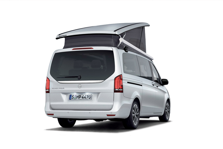 ポップアップルーフは、展開するとルーフ上にフラットな就寝スペースを確保できる。