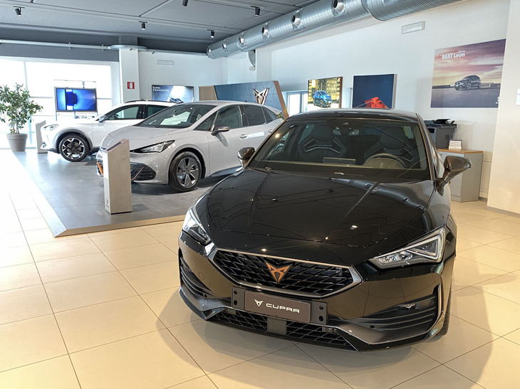 シエナのクプラ販売店、トゾーニ・アウトで。同ブランドの販売ブースは、併売している日産コーナーの2階、以前セアトが置かれていた場所だ。2022年8月。