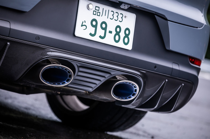 中央にテールパイプを2つ並べたスポーツエキゾーストシステムは、「カイエン ターボGT」の専用アイテム。軽量かつ耐熱性に優れたチタン製で、センターサイレンサーの廃止により重量を大幅に削減している。