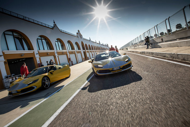 ピットを出てコースへと向かう、筆者の駆る「296GTB」。試乗会はスペインのミニサーキット「モンテブランコ」を基点に行われた。