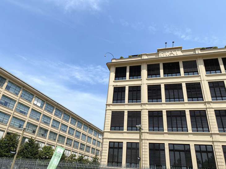 トリノ・リンゴット地区にあるフィアット旧本社棟（写真右）。左は先に大部分が売却され、複合ビルとなっている旧工場棟。2021年夏に撮影。