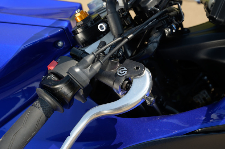 フロントブレーキの操作系には、ブレンボ製のラジアルマスターシリンダーを採用。レバーとマスターシリンダーを直交させることで、リニアな操作性を実現している。