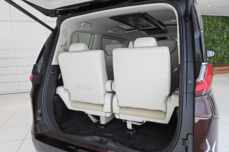 レクサスLM500h“バージョンL”（ラゲッジスペース）