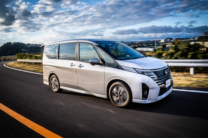 「セレナe-POWERルキシオン プロトタイプ」の走行シーン。