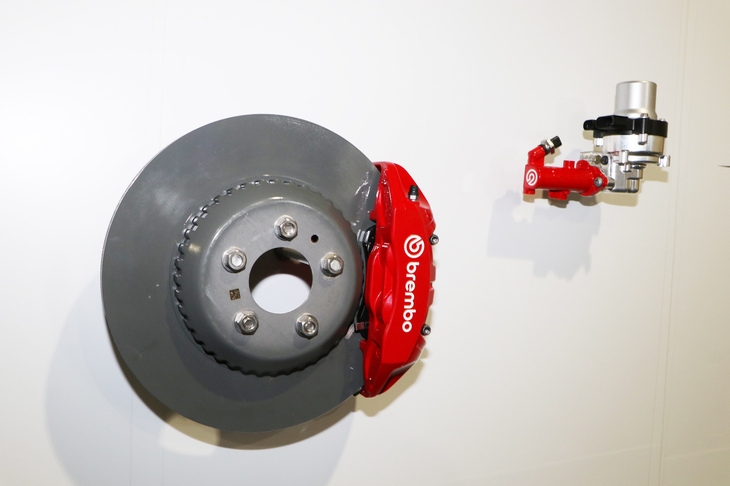 各ブレーキの制動力は、キャリパーに備えられたアクチュエーターでコントロール。対向式キャリパーを備えたシステムについては、マスターシリンダーをアクチュエーターで動かし、そこから先はフルードで力を伝達する仕組みとなっている。