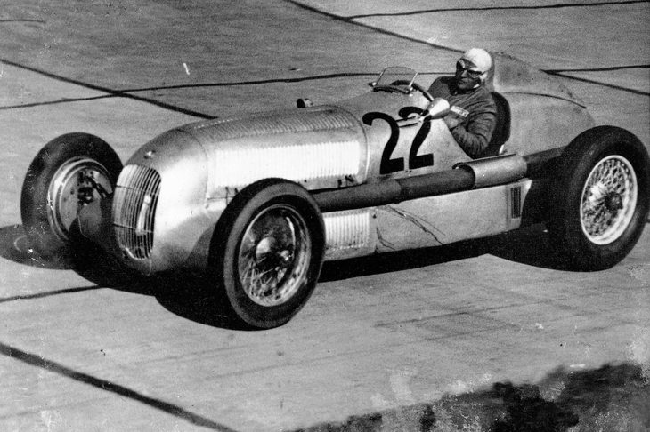 ダイムラー･ベンツがグランプリに投入したレーシングカー「メルセデス・ベンツW25」。エンジンの出力向上をはじめとした改良が重ねられ、1934年から1937年にかけて活躍した。写真は1934年の国際アイフェルレンネンにおける、ルイジ・ファジオーリの車両。